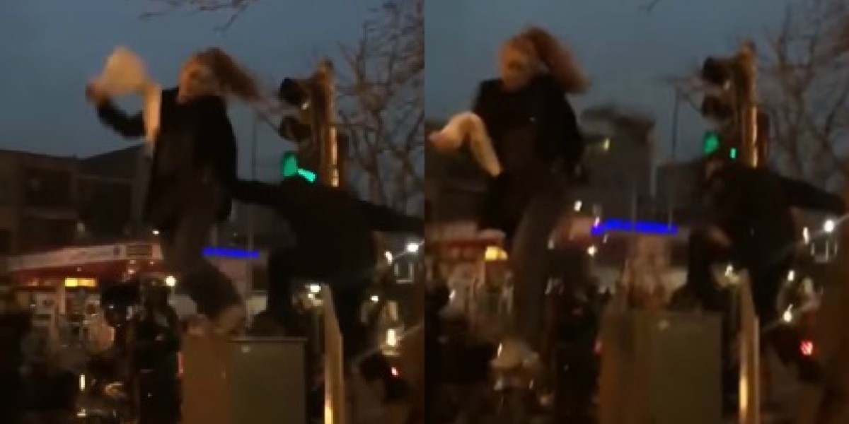 Βίντεο σοκ! Αστυνομικός πετάει με δύναμη κάτω διαδηλώτρια που ήταν ανεβασμένη σε ένα πόντιουμ