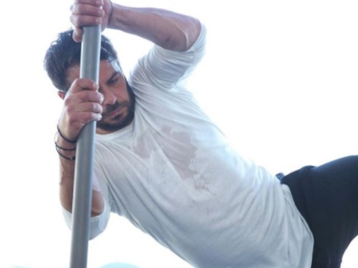 Γιώργος Αγγελόπουλος: Τριήμερο στη Σκιάθο – Βούτηξε για να πιάσει αχινούς! [pics]