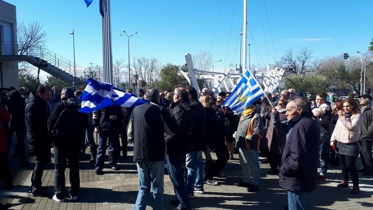 Θεσσαλονίκη: “Μπουτάρη παραιτήσου” – Σε εξέλιξη η συγκέντρωση διαμαρτυρίας στο δημαρχείο της πόλης [pics, vid]