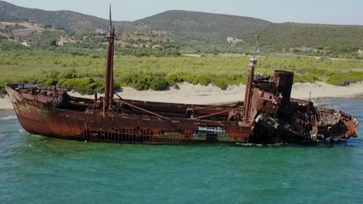 Λακωνία: Αυτό είναι το πλοίο φάντασμα που μαγεύει τους τουρίστες – Η άγνωστη ιστορία του [pic, vid]