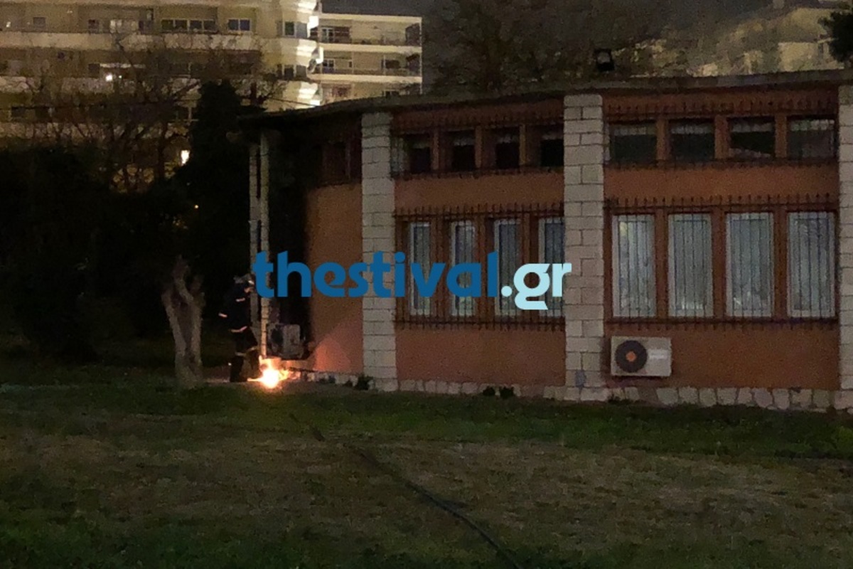 Θεσσαλονίκη: Επίθεση με γκαζάκια σε γραφείο του Υπουργείου Άμυνας – Οι τελευταίες φλόγες στο σημείο [pics, vid]