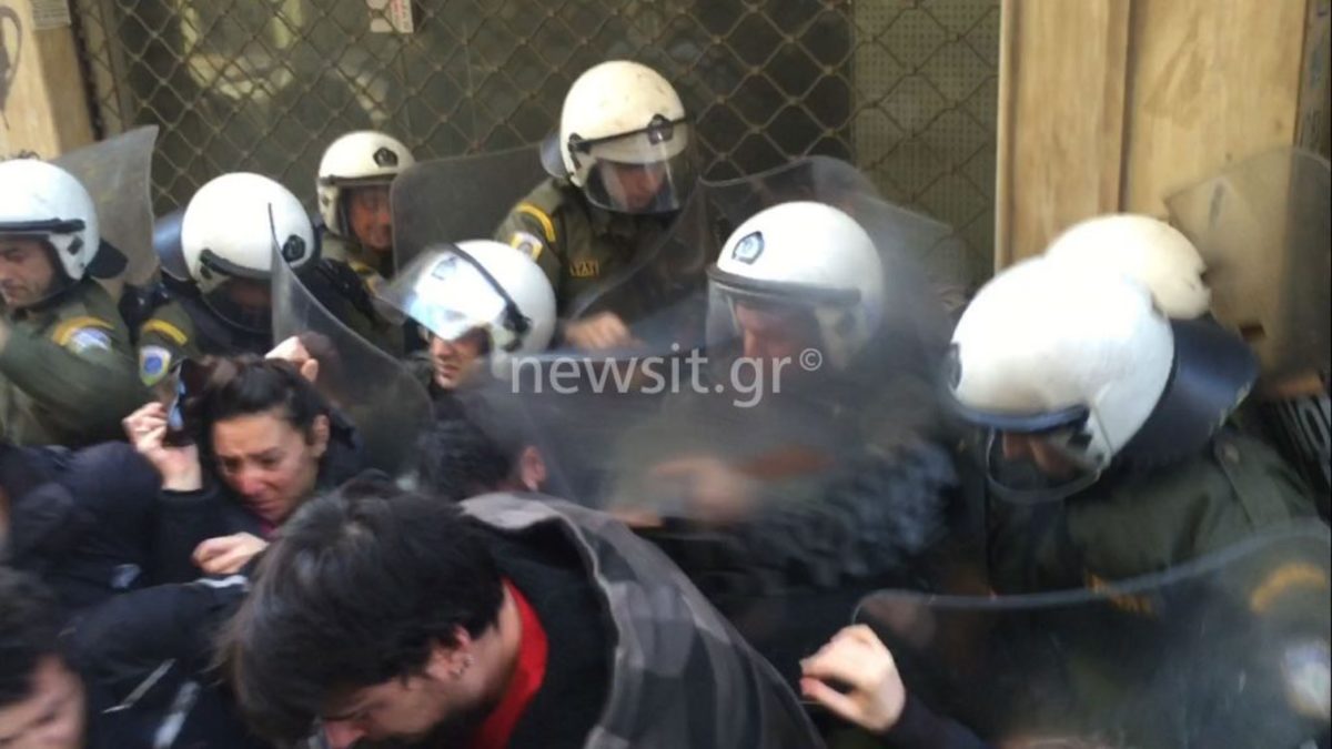 Πλειστηριασμοί: Ξύλο και χημικά από τα ΜΑΤ έξω από συμβολαιογραφικό γραφείο