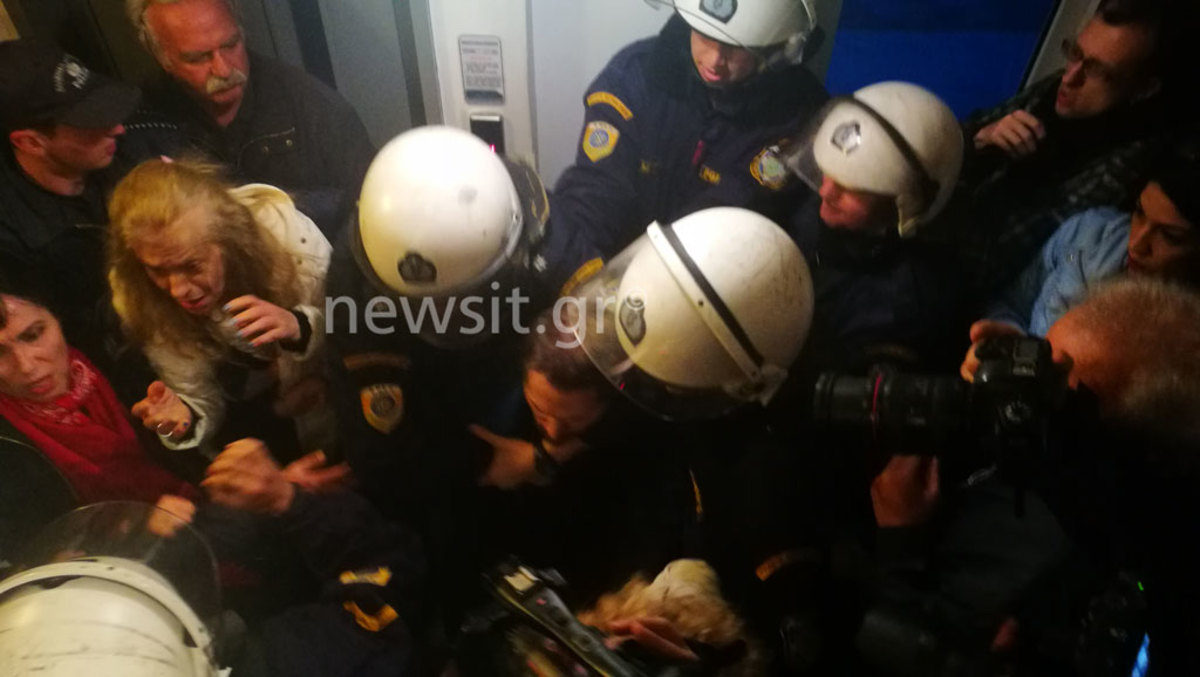 Επεισόδια σε συμβολαιογραφικό γραφείο – Μάχες σώμα με σώμα διαδηλωτών και ΜΑΤ – Προσαγωγές