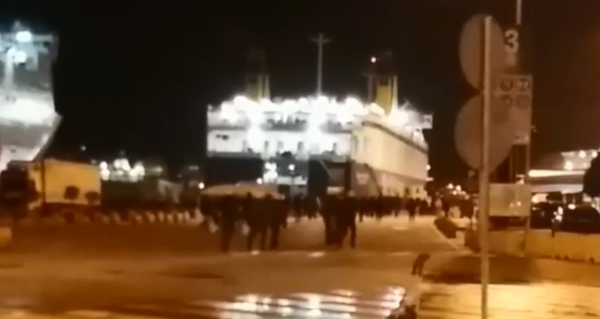 Ολυμπιακός – ΑΕΚ: Η στιγμή που πετούν φωτοβολίδες οι οπαδοί στον Πειραιά! [vids]