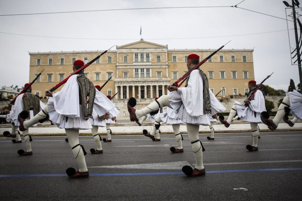 Συλλαλητήριο Αθήνα: Η συγκλονιστική αλλαγή φρουράς των ευζώνων υπο το «Μακεδονία Ξακουστή»