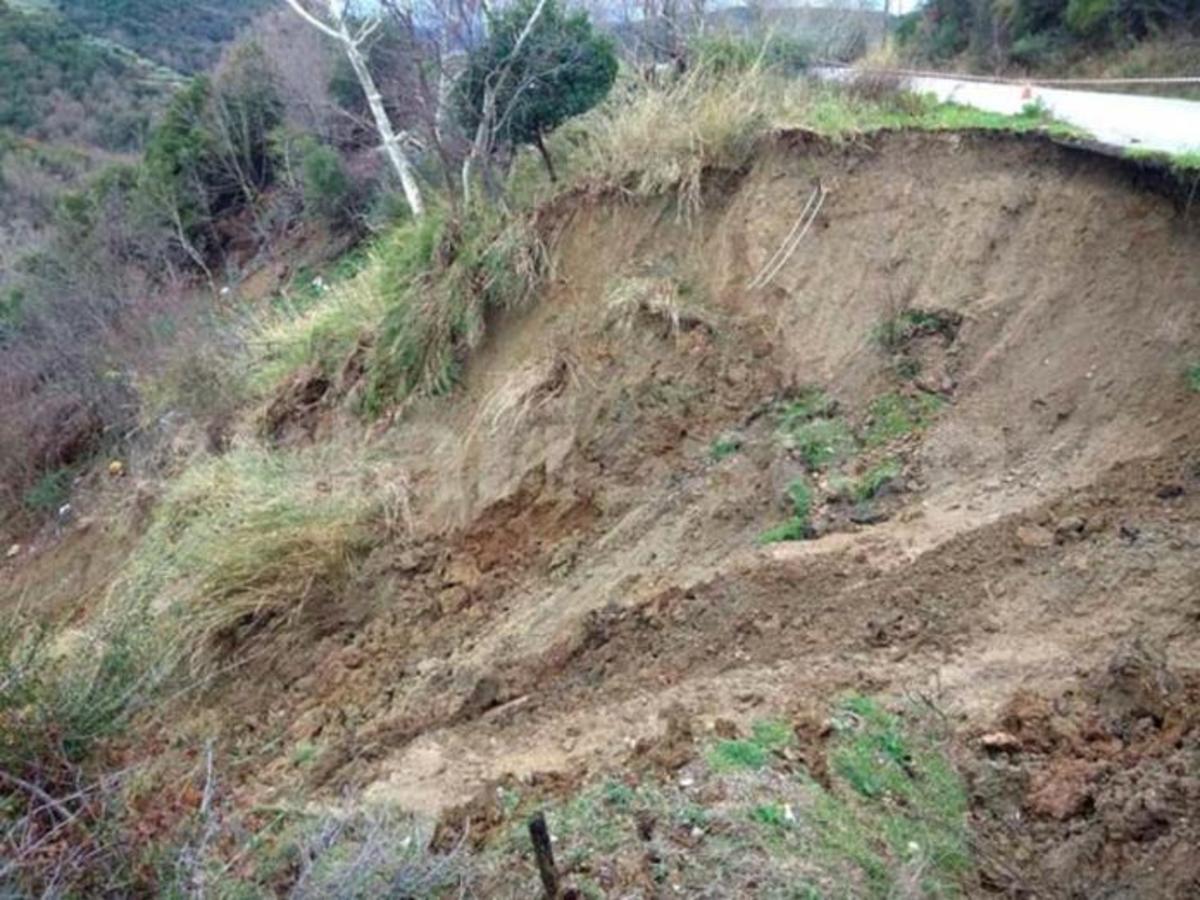 Λάρισα: Έπεσε όλη η πλαγιά του βουνού! [pics, vid]