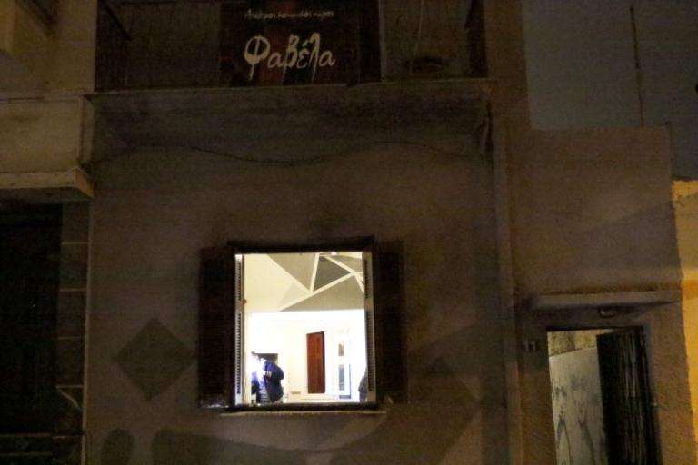 "Ντου" και ξύλο σε στέκι αναρχικών στον Πειραιά με 5 τραυματίες - Χτύπησαν δικηγόρο της οικογένειας Φύσσα - Εικόνες από το σημείο της επίθεσης