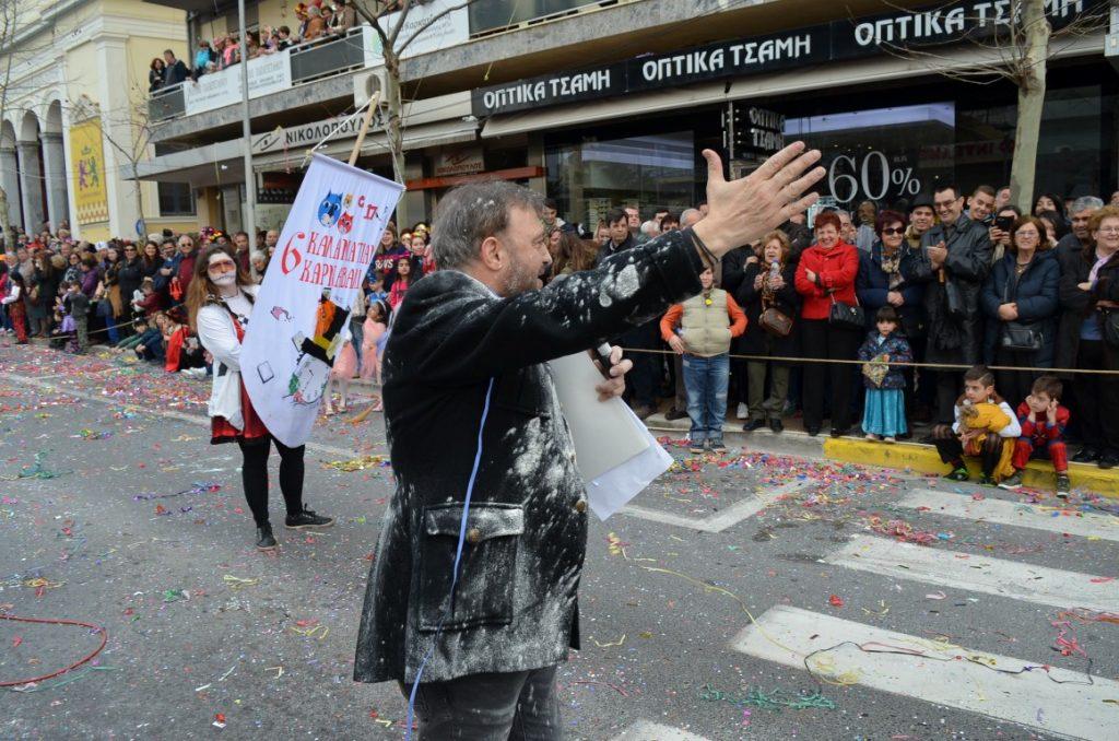 Καλαμάτα: Έξω φρενών ο Φερεντίνος – Τα «πήρε» με καρναβαλιστές [pics]