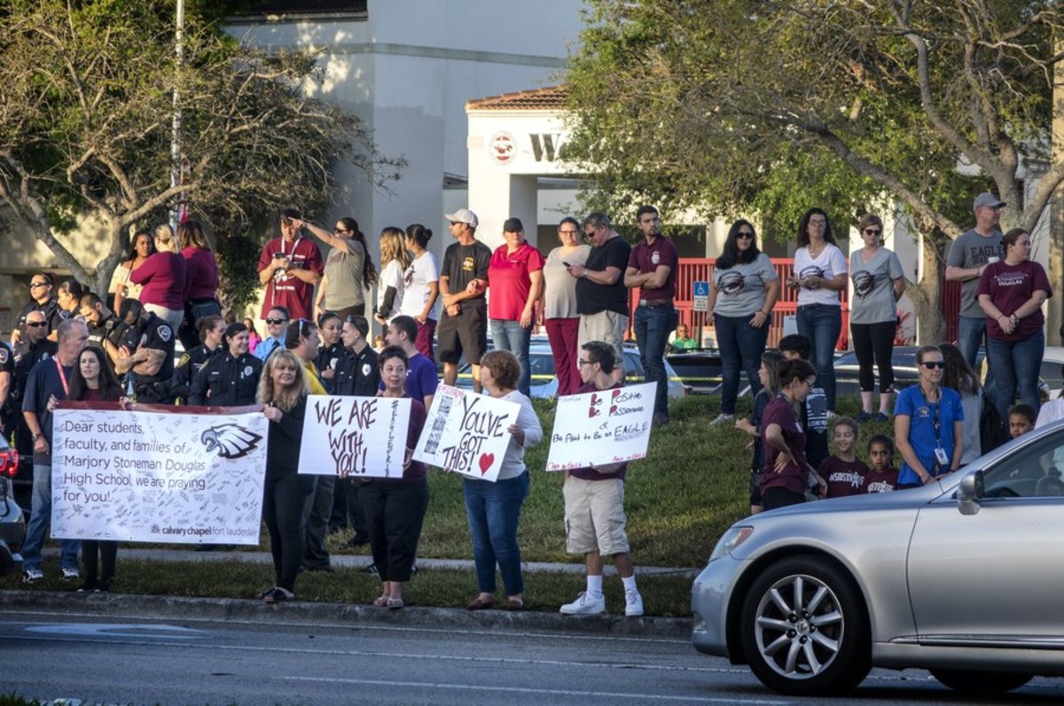 Εκατοντάδες αστυνομικοί υποδέχθηκαν τους μαθητές στο Λύκειο της Φλόριντα, μετά το μακελειό με τους 17 νεκρούς