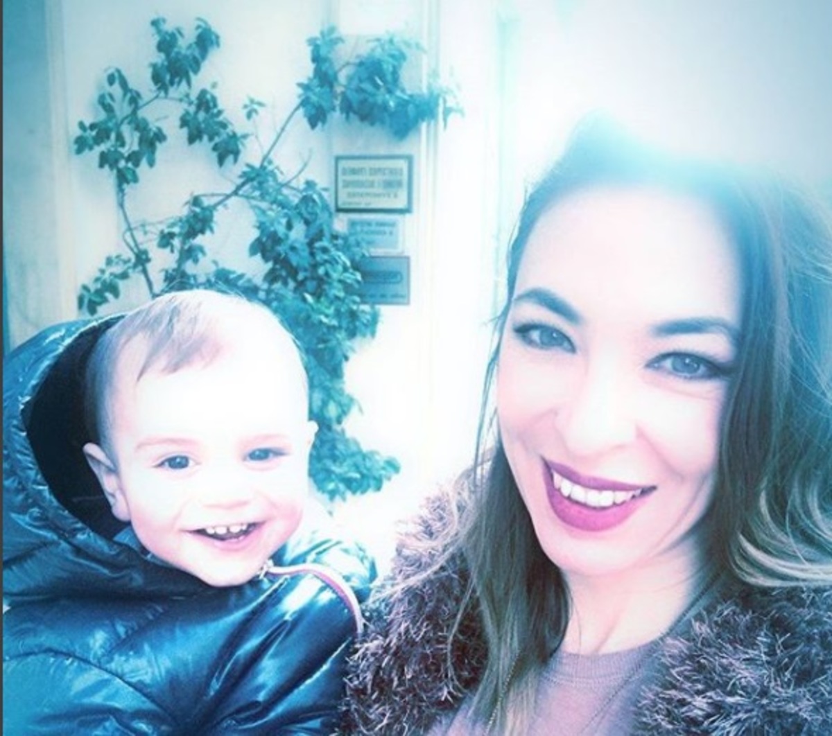 O Kώστας Βουτσάς παίζει στα 85 του  στην παιδική χαρά με το γιο του και περνάει τέλεια! VIDEO