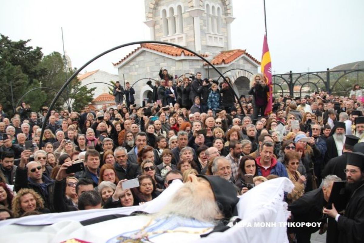 Κοσμοσυρροή στο τελευταίο “αντίο” στον Γέροντα Νεκτάριο Βιτάλη [pics]