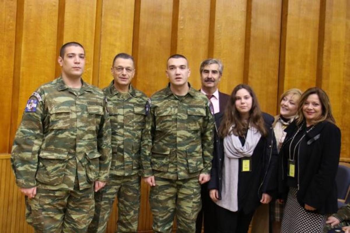 Ο Αρχηγός του ΓΕΣ βράβευσε δύο στρατιώτες γιατρούς