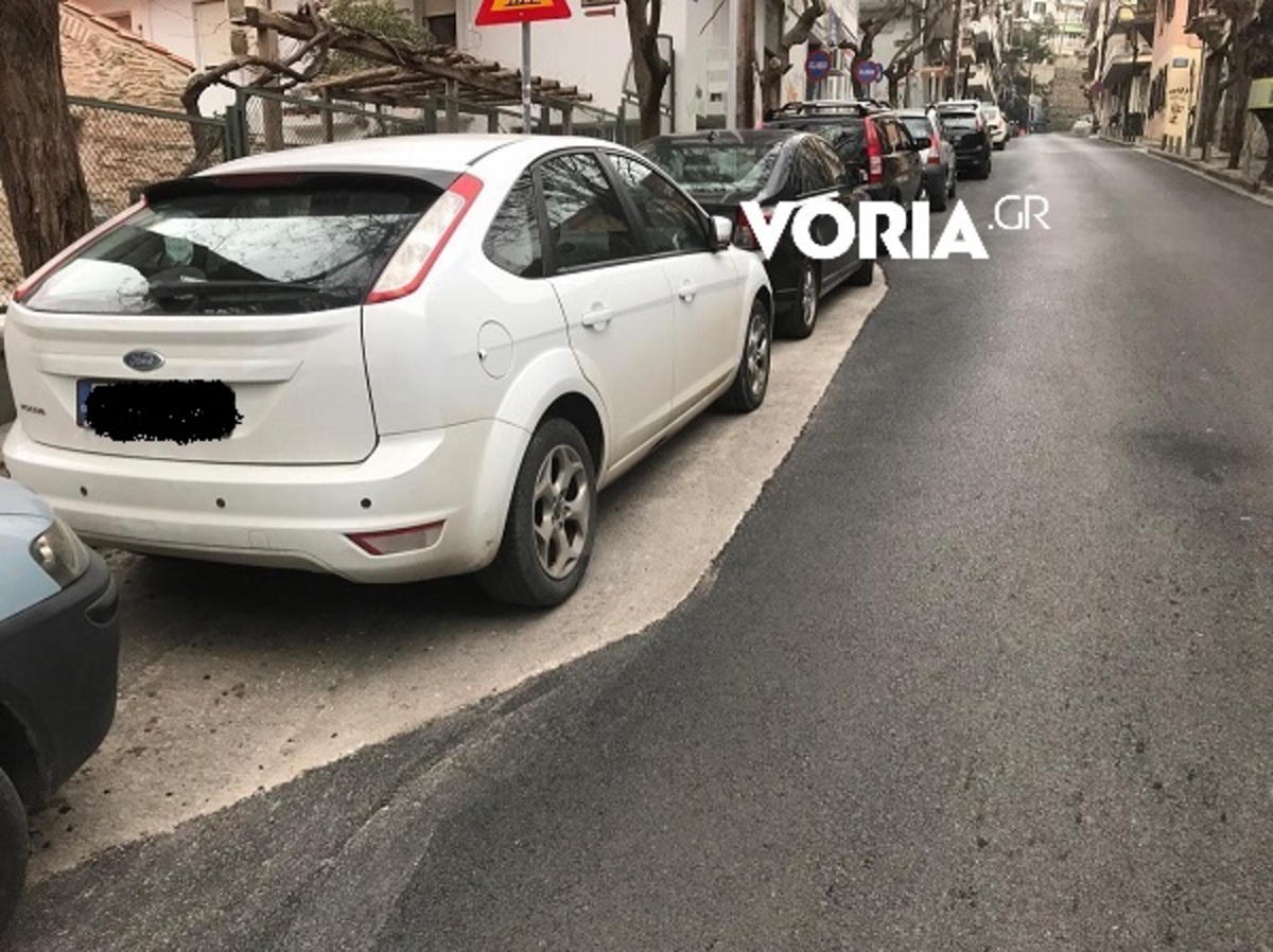 Θεσσαλονίκη: Ξανά τα ίδια – Ασφαλτόστρωση μόνο όπου δεν υπήρχαν παρκαρισμένα αυτοκίνητα [pics]