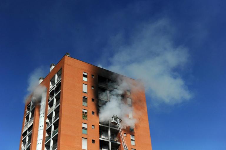 Ιταλία: Φωτιά στον δέκατο όροφο πολυκατοικίας στο Μιλάνο – 7 τραυματίες [pic]