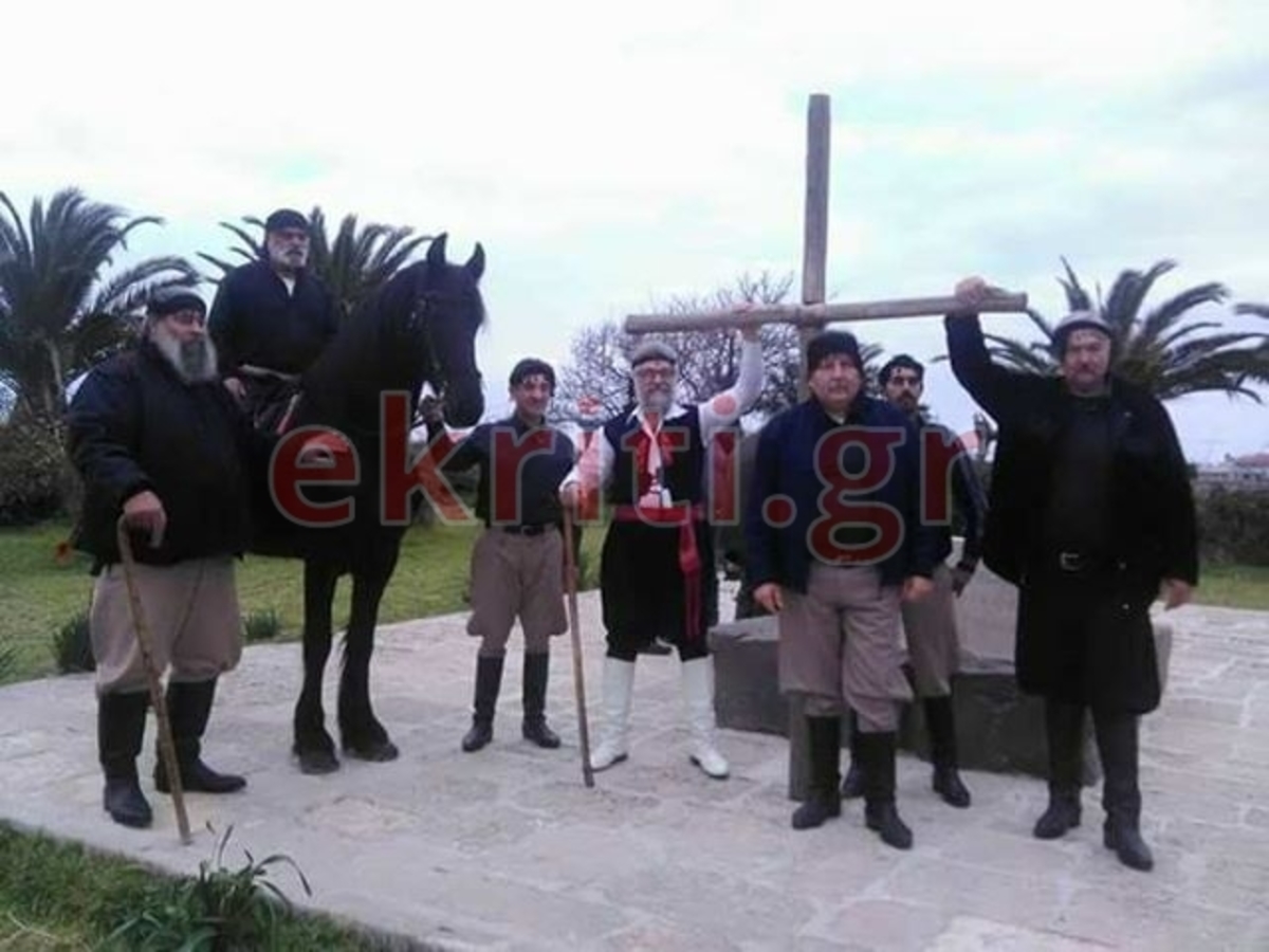 Κρητικοί έκαναν γύρισμα μπροστά στον τάφο του Καζαντζάκη για το συλλαλητήριο – Τραγούδησε ο Ψαραντώνης [pics, vid]