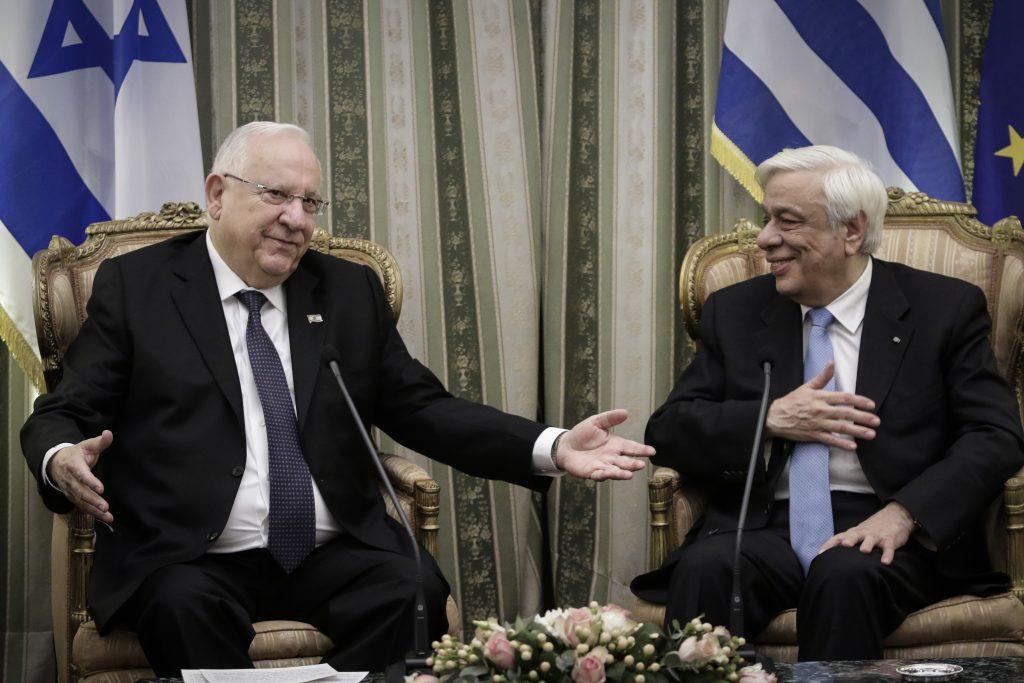 Του βγήκαν ξινά τα ντολμαδάκια – Έσπασε η καρέκλα του Προέδρου του Ισραήλ στο δείπνο με Παυλόπουλο