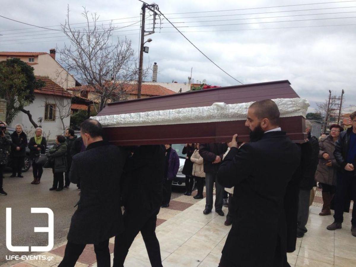 Καρολίνα Κάλφα: Βουβός θρήνος στην κηδεία της δημοσιογράφου που χάθηκε στη φωτιά [pics]