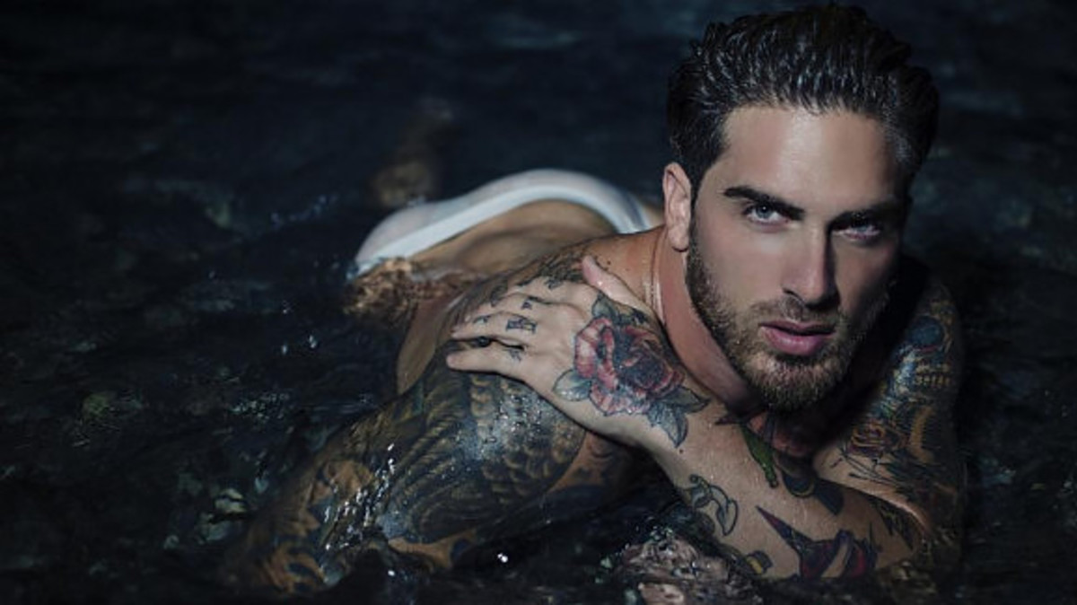 «Power of Love»: Ο hot μπαμπάς που έχει σκοπό να «κλέψει» καρδιές σε ημίγυμνες πόζες! [pics]