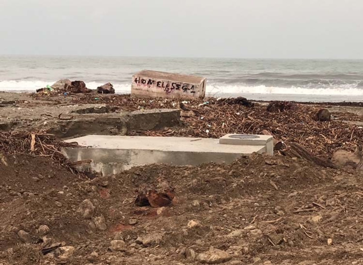 Λάρισα: Η κακοκαιρία άλλαξε την όψη της περιοχής – Η θάλασσα “εξαφάνισε” την αμμουδιά [pic, vids]