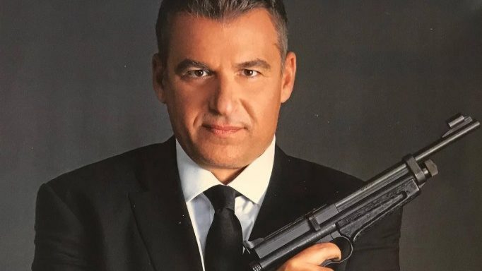 «Ο Λιάγκας είναι παρουσιαστής και τώρα κριτής σε χορό. Είδες Γιωργάκη; Έτσι κι εγώ παίζω στο θέατρο»!