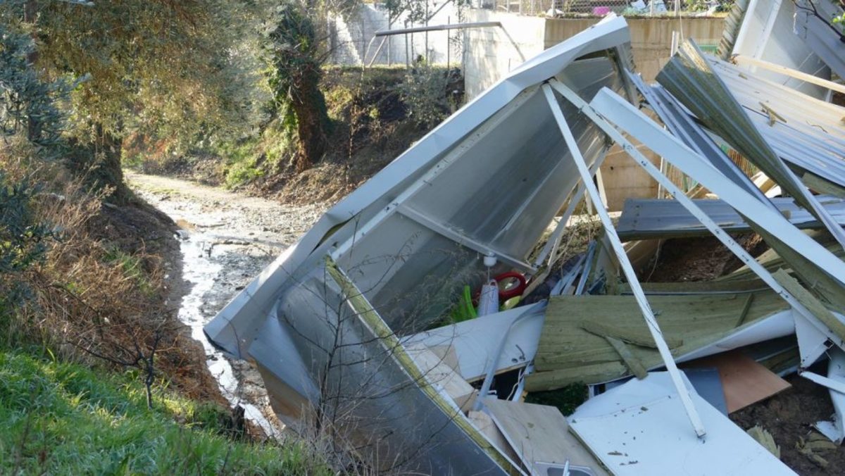 Λάρισα: Λυόμενο έκανε «βουτιά» σε ρέμα λόγω κατολίσθησης [pics]