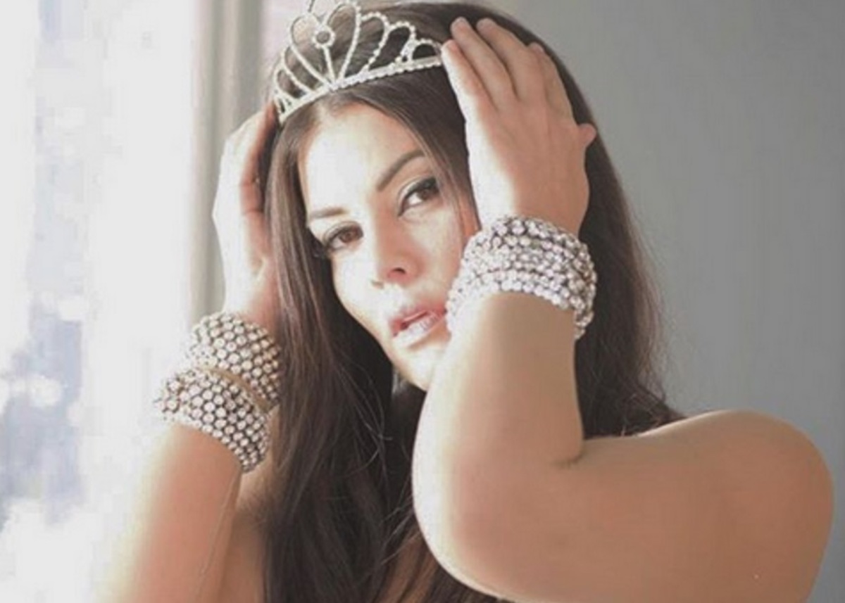 Μαρία Κορινθίου: Ποζάρει με το σέξι φόρεμα της παράστασης που προκάλεσε σάλο!