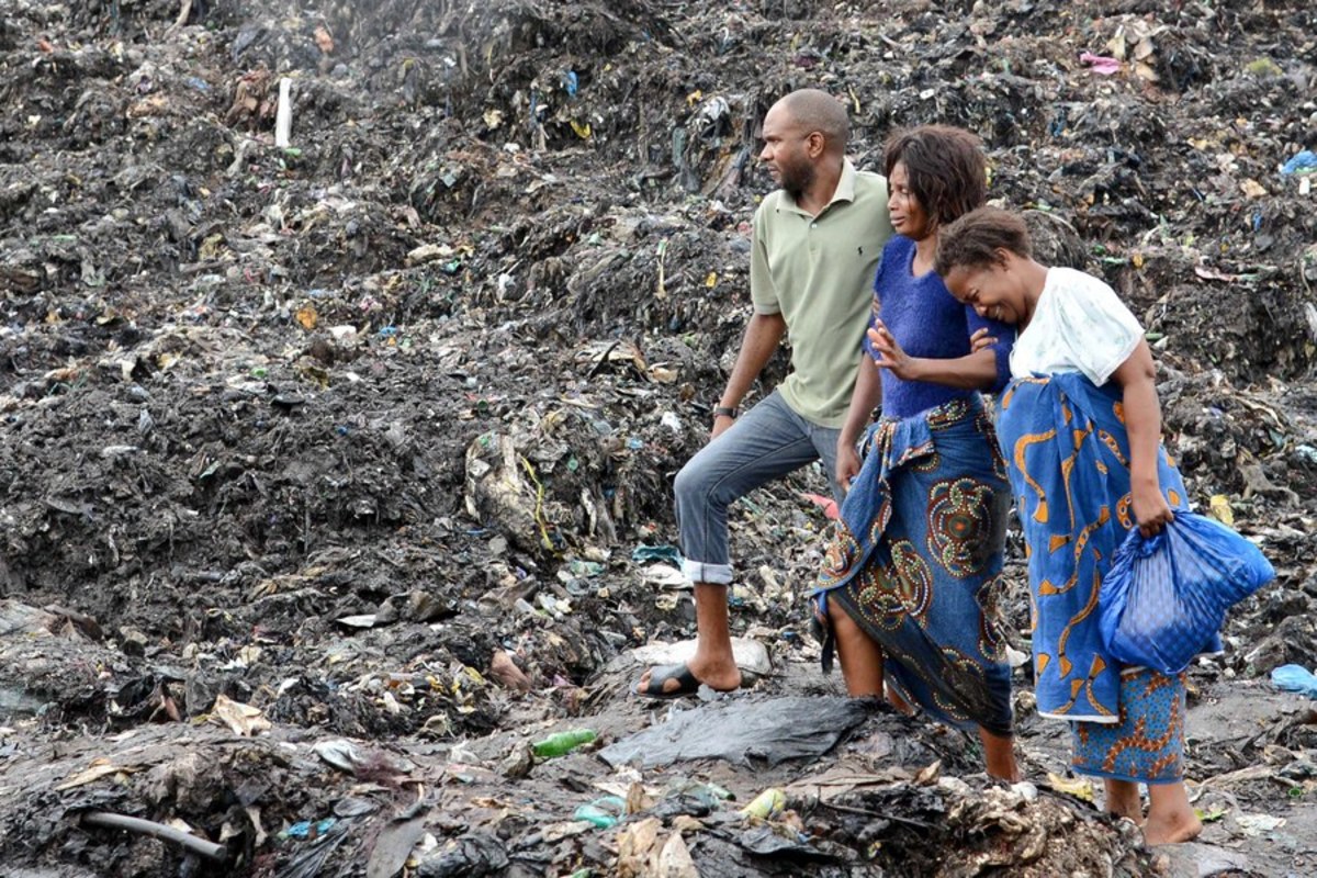 Εφιάλτης στην Μοζαμβίκη: “Βουνό” από σκουπίδια έθαψε 7 σπίτια! 17 νεκροί [pics]