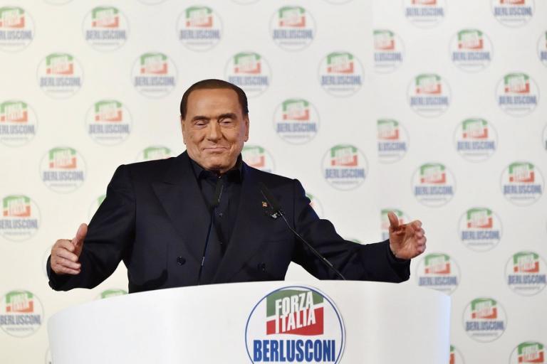 Ιταλία: “Μοιράζει” δεσμεύσεις και υποσχέσεις ο Μπερλουσκόνι για να ξαναγίνει πρωθυπουργός