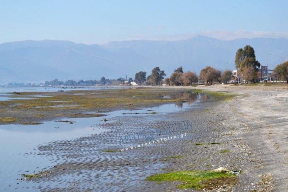 Εντυπωσιακές εικόνες από το φαινόμενο της άμπωτης στο Ναύπλιο [vid]