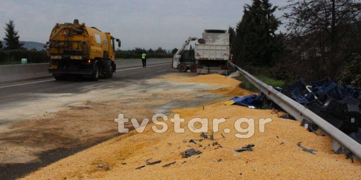 Λαμία: Επτά ώρες έμεινε κλειστή η εθνική οδός από ανατροπή νταλίκας [pics]