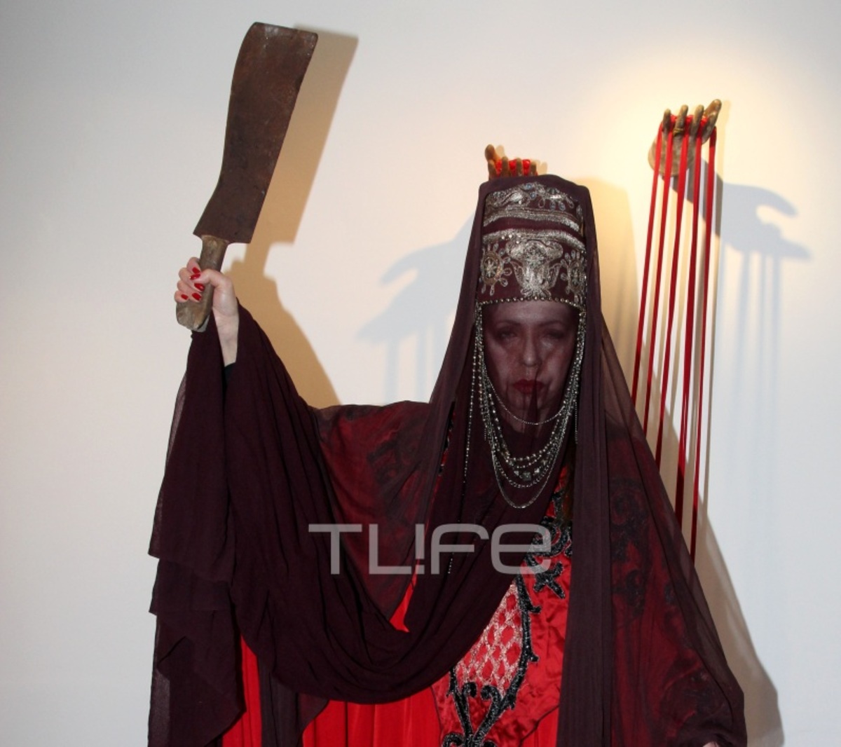 Νάντια Μουρούζη: Σπάνια εμφάνιση σε γκαλερί με παραδοσιακή φορεσιά και… μπαλτά! [pics]