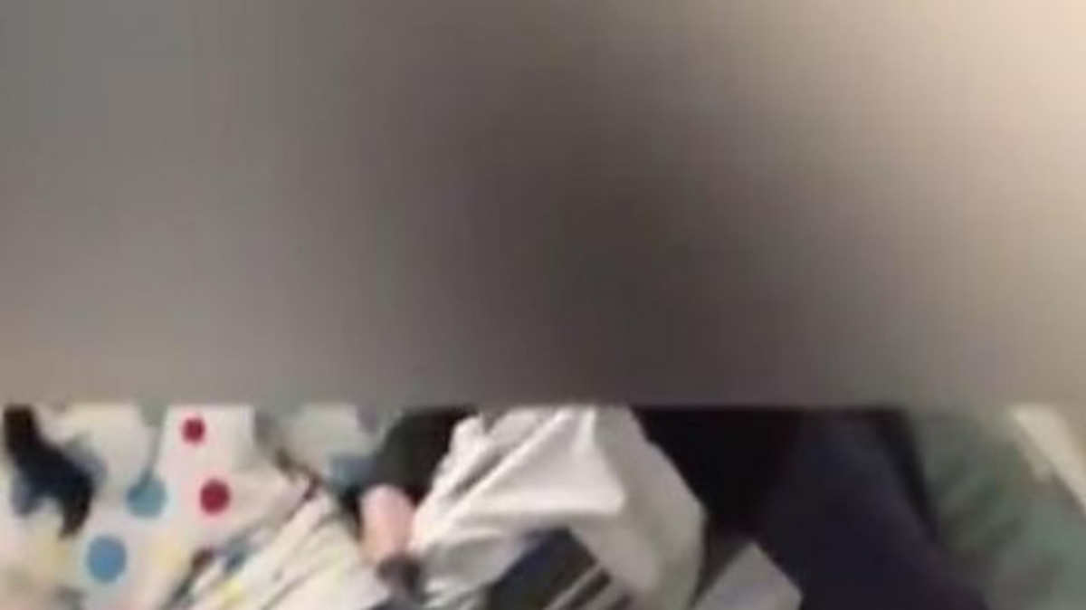 Γιατρός χλευάζει ασθενή που έχει πάθει εγκεφαλικό! [vid]