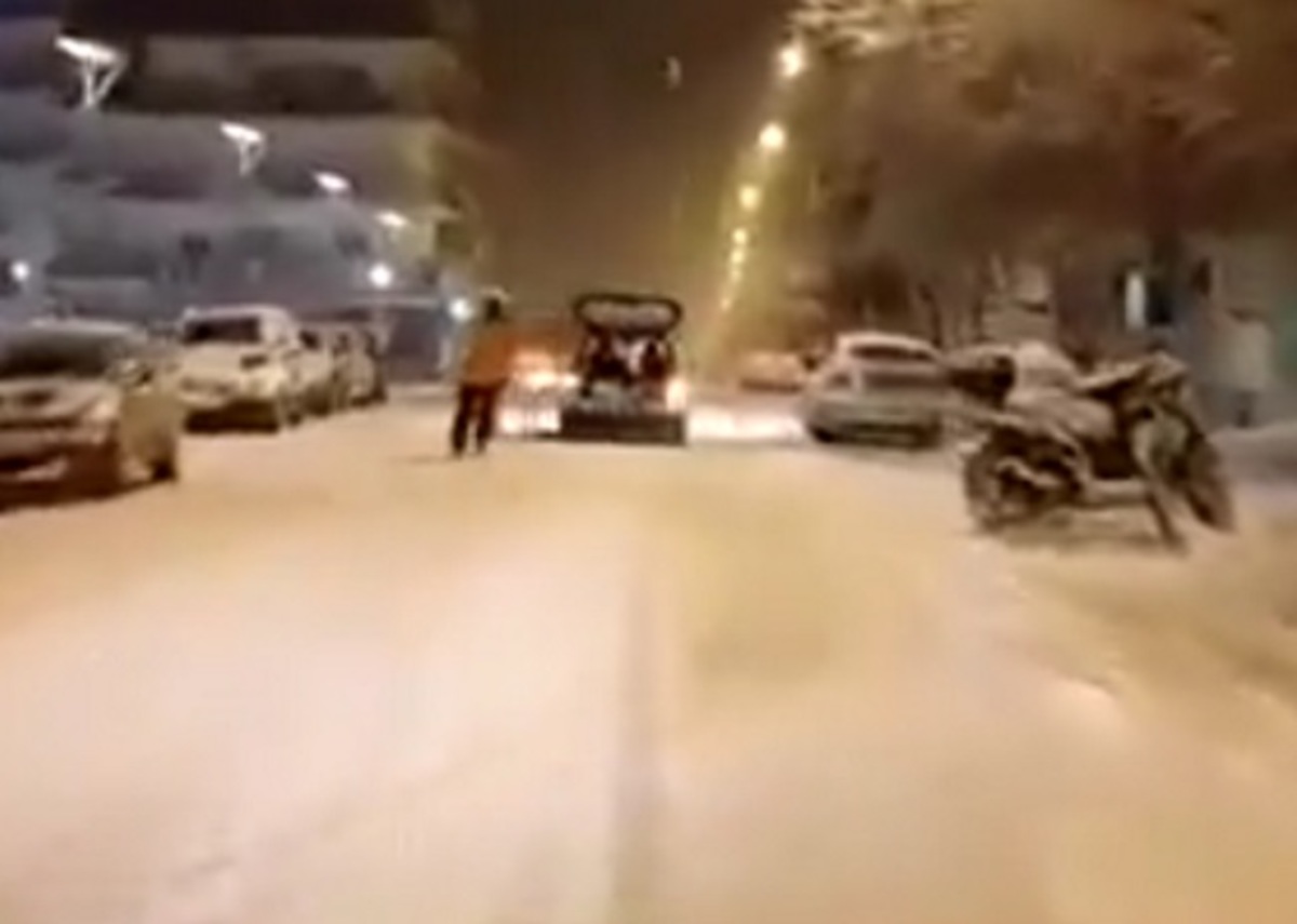 Ορεστιάδα: Δέθηκε στο αυτοκίνητο και έκανε σκι – Οι εικόνες στα χιόνια που “κούφαναν” μικρούς και μεγάλους [vid]