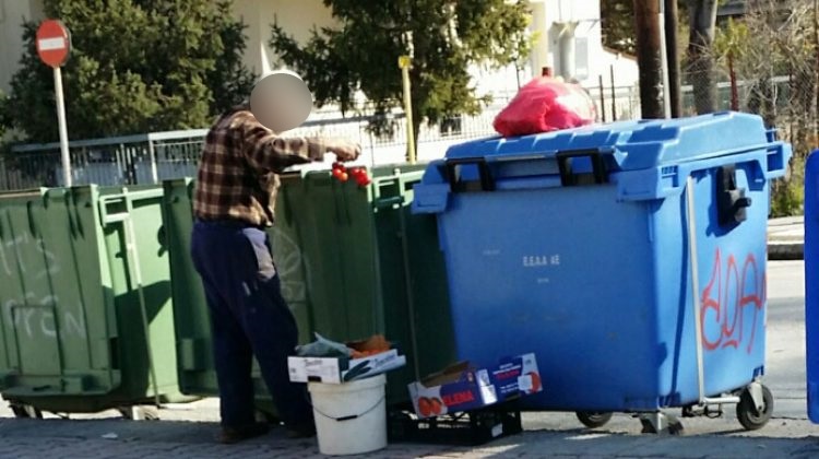 Τρίκαλα: Ψάχνει στα σκουπίδια για λίγα φρούτα και λαχανικά – Θλίψη για τις εικόνες έξω από σούπερ μάρκετ [pics]