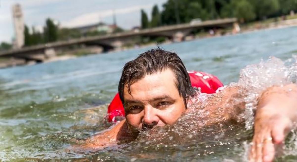 Γερμανός δεν άντεχε την κίνηση και πλέον κολυμπά για να πάει στη δουλειά του