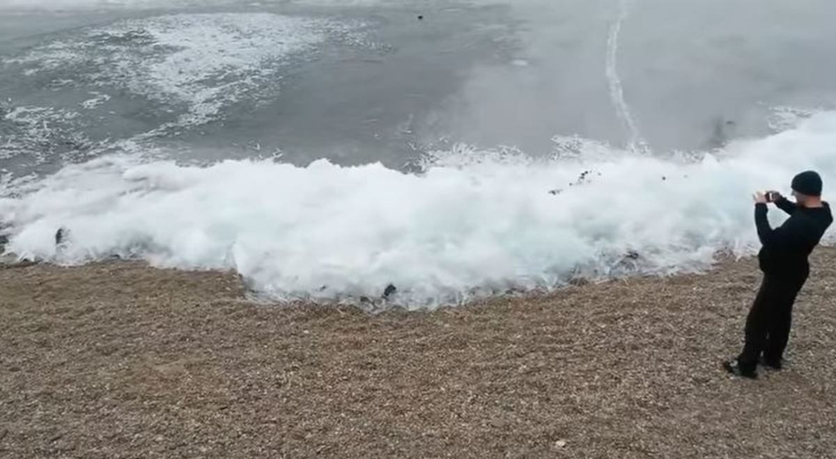 Παγωμένο μέχρι και το κύμα στη λίμνη Βαϊκάλη