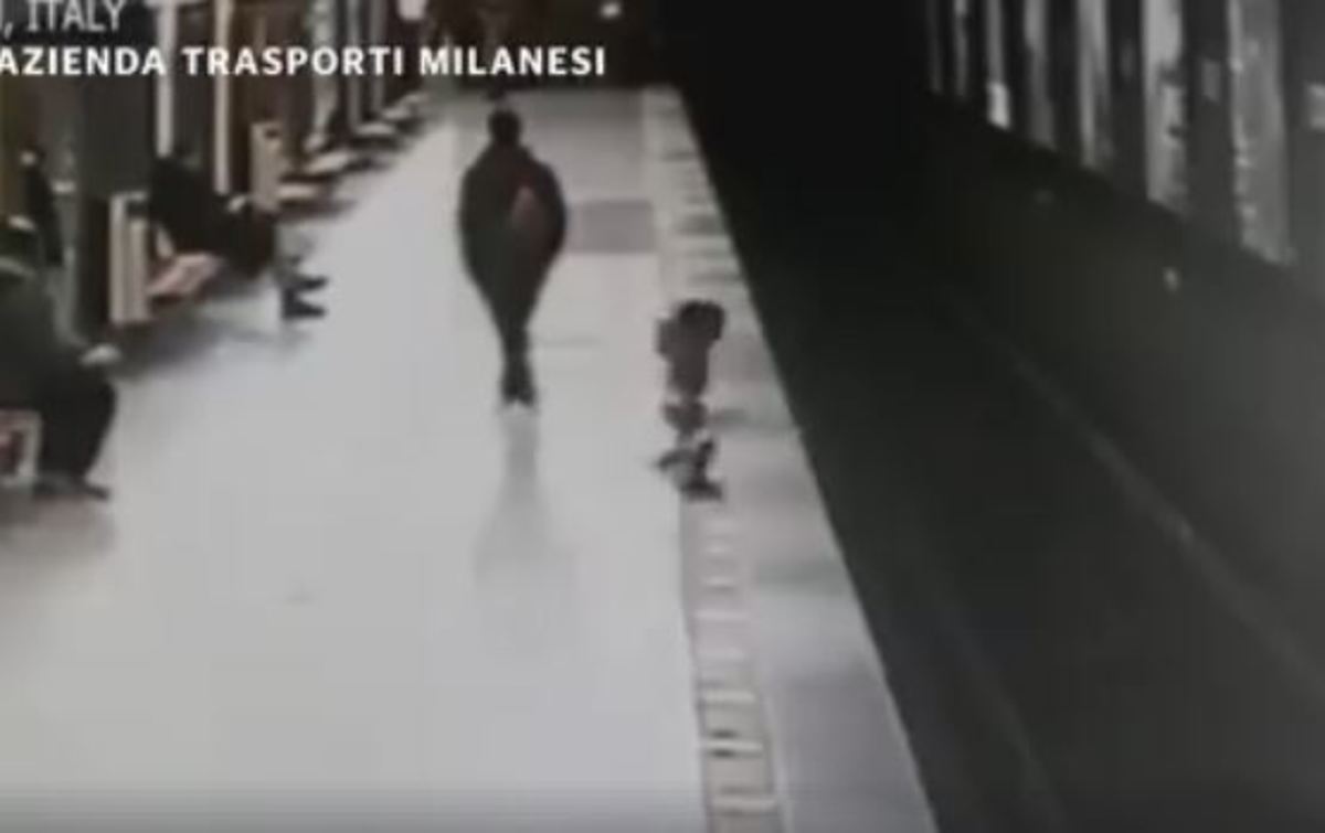 Απίστευτο βίντεο με 2χρονο αγόρι που πέφτει στις ράγες του μετρό – Η συνέχεια συγκλονίζει