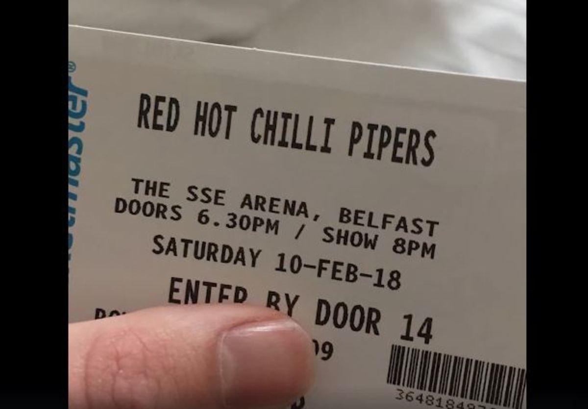 Ζευγάρι έκανε ένα ολόκληρο ταξίδι για να δει κατά λάθος τους Red Hot Chilli… Pipers