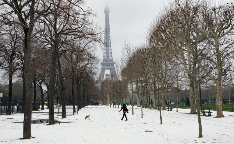 Χιονιάς "σαρώνει" την Γαλλία! Έκλεισε ο πύργος του Άιφελ [pics]