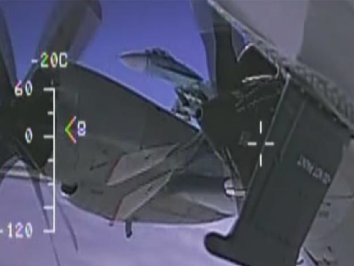 Νέα απίστευτα πλάνα της στιγμής που Su-27 ήρθε σε “στενή επαφή” με αμερικανικό αεροσκάφος