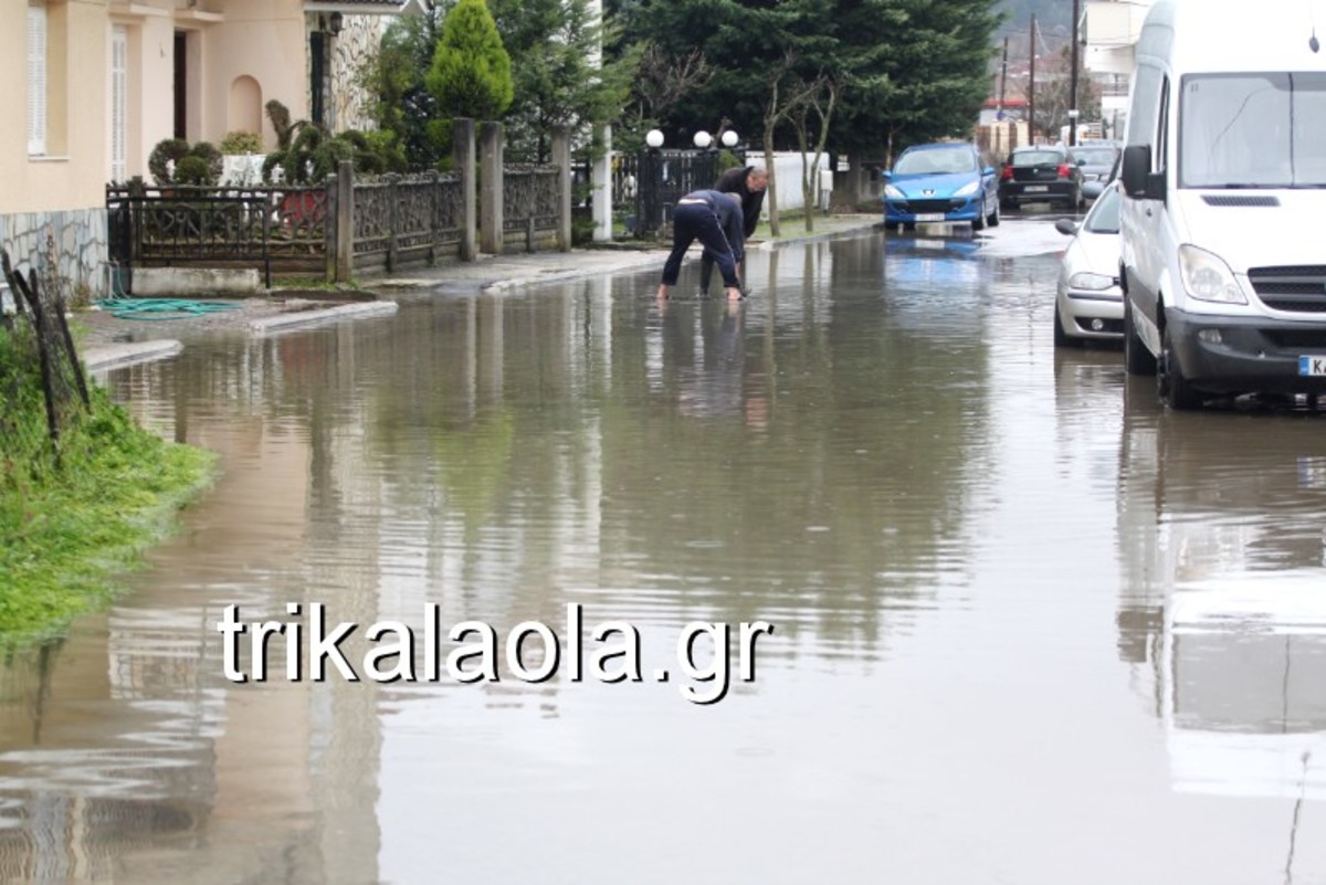 Τρίκαλα: Μάχες στα λασπόνερα της κακοκαιρίας – Πλημμύρες σε γειτονιές – Δέος από τις εικόνες του Ληθαίου ποταμού [pics, vid]