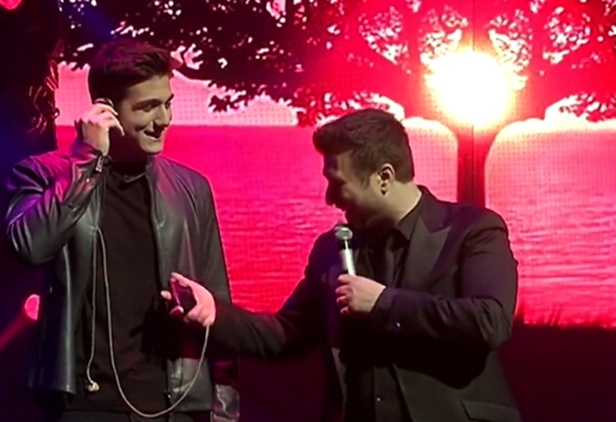 Συγκίνησε ο Γιάννης Πλούταρχος: Ανέβασε στη σκηνή τον 18χρονο γιο του για να τραγουδήσει! [vid]