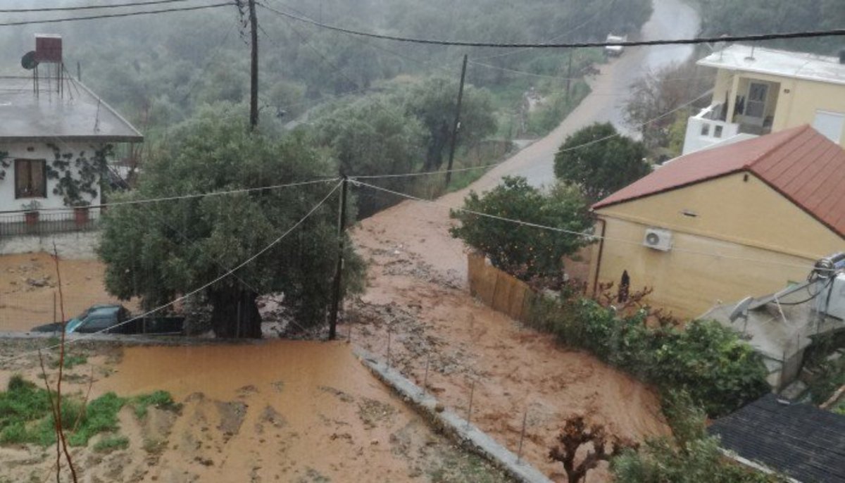 Η στιγμή που ο χείμαρρος παρασέρνει τα πάντα στα Σφακιά [vid]