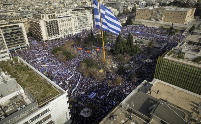 Συλλαλητήριο για την Μακεδονία: Χιλιάδες διαδηλωτές και σημαία γίγας από... ψηλά [pics]