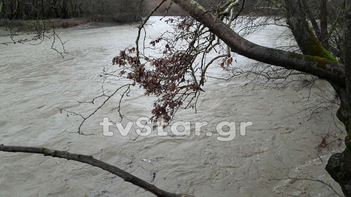 Φθιώτιδα: Φουσκώνει επικίνδυνα ο Σπερχειός ποταμός – Νέες κατολισθήσεις στην εθνική οδό [pics]