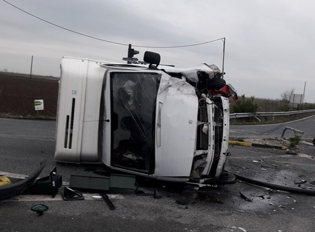 Φωκίδα: Τροχαίο με φορτηγό που ξήλωσε κολώνα φωτισμού και ανατράπηκε – Σώος ο οδηγός του [pic]