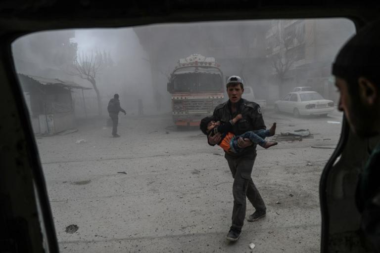 «Κόλαση επί γης» στη Συρία: Υποψίες για επιθέσεις με αέριο χλωρίνης – Αγνοούν την κατάπαυση πυρός