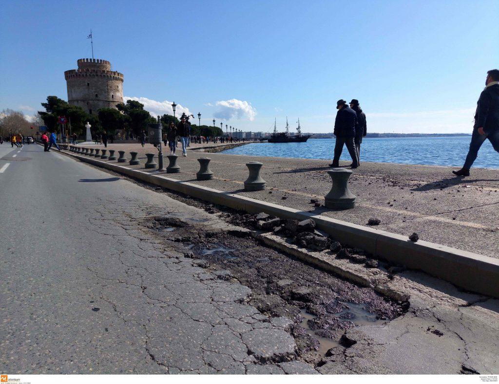 Τεράστια τρύπα στον δρόμο, μπροστά στον Λευκό Πύργο!