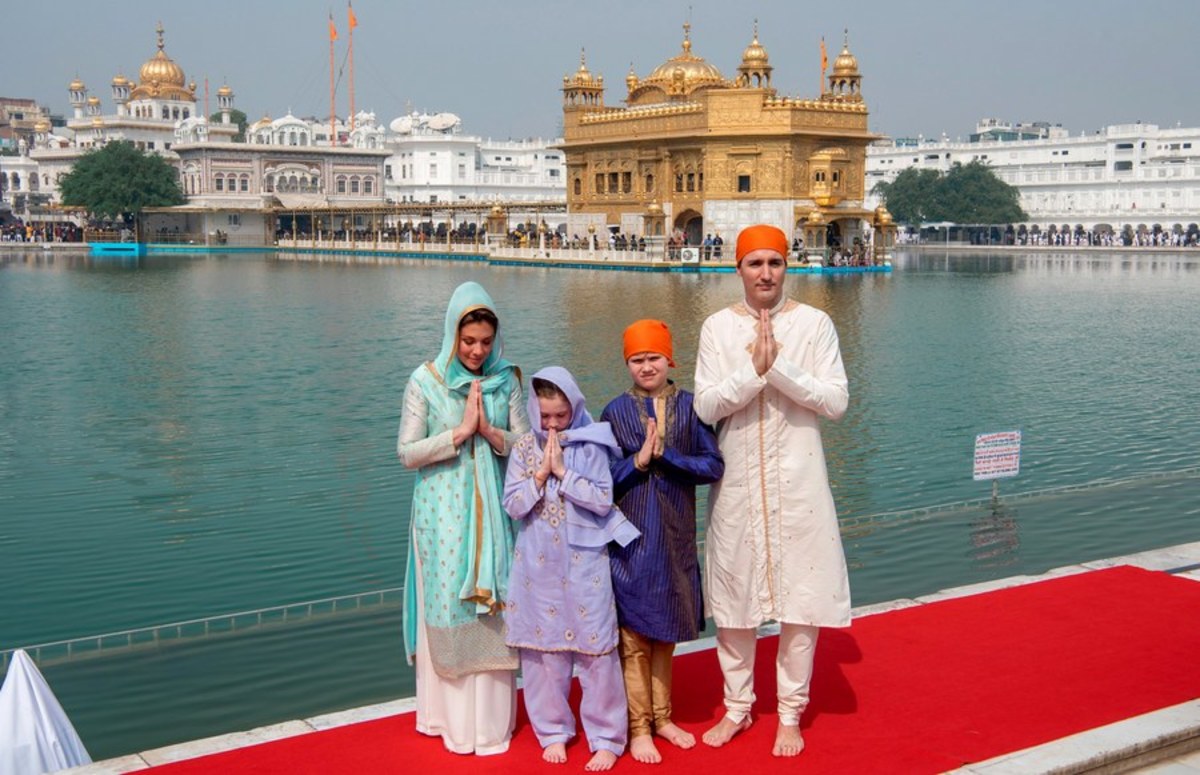 Άγριο κράξιμο στον Τριντό που ντύθηκε… Bollywood κατά την επίσκεψή του στην Ινδία [pics]