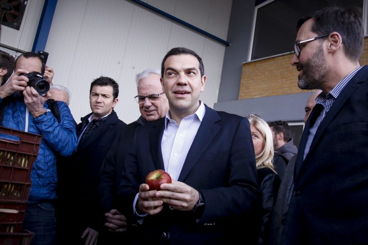 Στην Τρίπολη ο Τσίπρας – Χαμόγελα, φωτογραφίες και πολλά… μήλα [pics]
